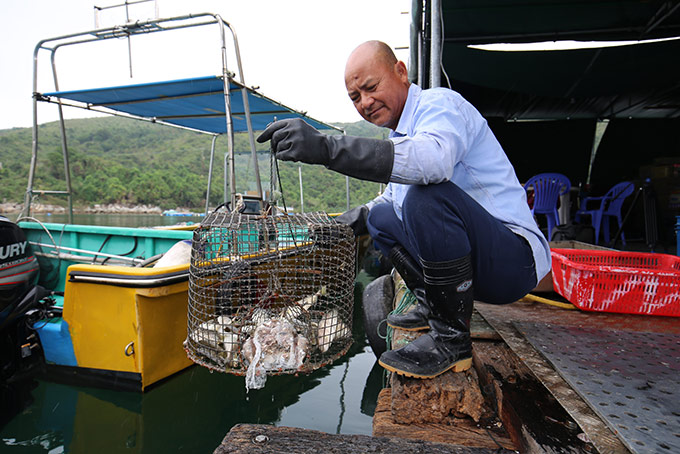 Fisherman supplements with an alternative feed produced using food waste